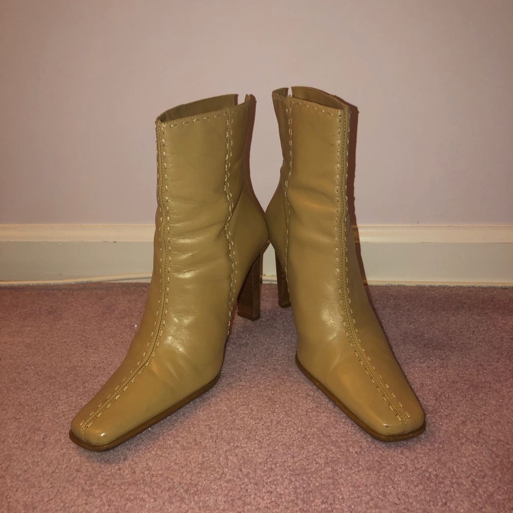 Camel color ankle boot with off-white stitching